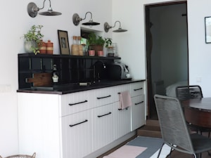Kurnik po renowacji, k.Mińska Mazowieckiego - Mała zamknięta z kamiennym blatem biała z zabudowaną lodówką z podblatowym zlewozmywakiem kuchnia jednorzędowa, styl rustykalny - zdjęcie od DZIURDZIAprojekt