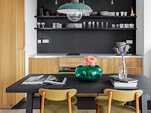 89m, Soho Factory, Wwa - Mała otwarta z salonem biała czarna z zabudowaną lodówką z podblatowym zlewozmywakiem kuchnia w kształcie litery l, styl vintage - zdjęcie od DZIURDZIAprojekt
