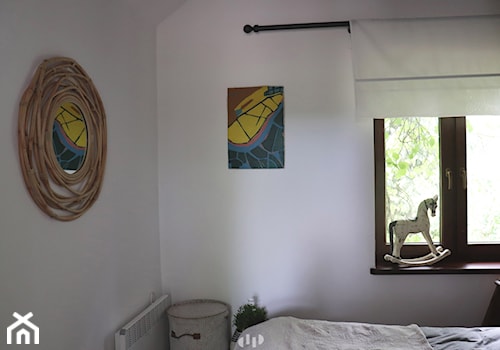 Kurnik po renowacji, k.Mińska Mazowieckiego - Mała biała sypialnia na poddaszu, styl rustykalny - zdjęcie od DZIURDZIAprojekt