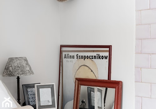 89M, dom letniskowy k.Warszawy - Mała biała sypialnia, styl vintage - zdjęcie od DZIURDZIAprojekt