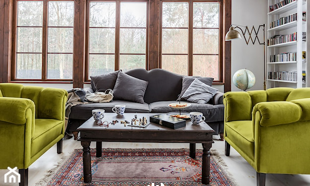 stylowy salon rustykalny z zielonym wypoczynkiem