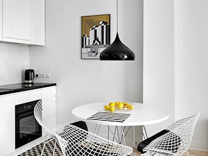 38 m, Plac Zbawiciela, Wwa - Mała biała jadalnia w kuchni, styl industrialny - zdjęcie od DZIURDZIAprojekt