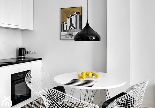38 m, Plac Zbawiciela, Wwa - Mała biała jadalnia w kuchni, styl industrialny - zdjęcie od DZIURDZIAprojekt