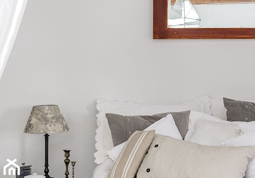 Mała biała sypialnia, styl tradycyjny - zdjęcie od DZIURDZIAprojekt