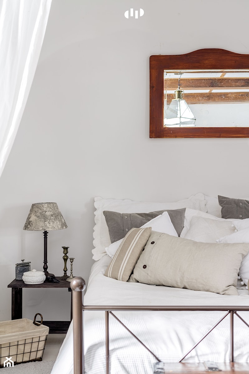 Mała biała sypialnia, styl tradycyjny - zdjęcie od DZIURDZIAprojekt
