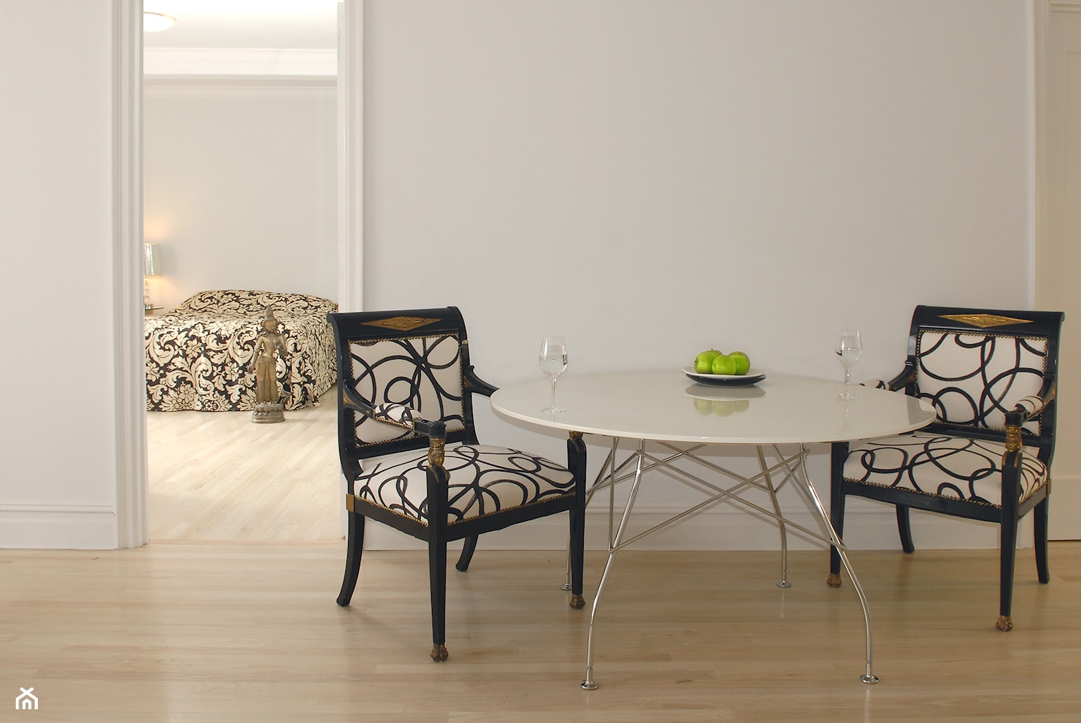 Stół Glossy (Kartell) oraz krzesła obite nowoczesną tkaniną - zdjęcie od DZIURDZIAprojekt - Homebook