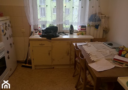 78, Wola - Mała zamknięta beżowa biała z lodówką wolnostojącą kuchnia dwurzędowa z oknem - zdjęcie od DZIURDZIAprojekt