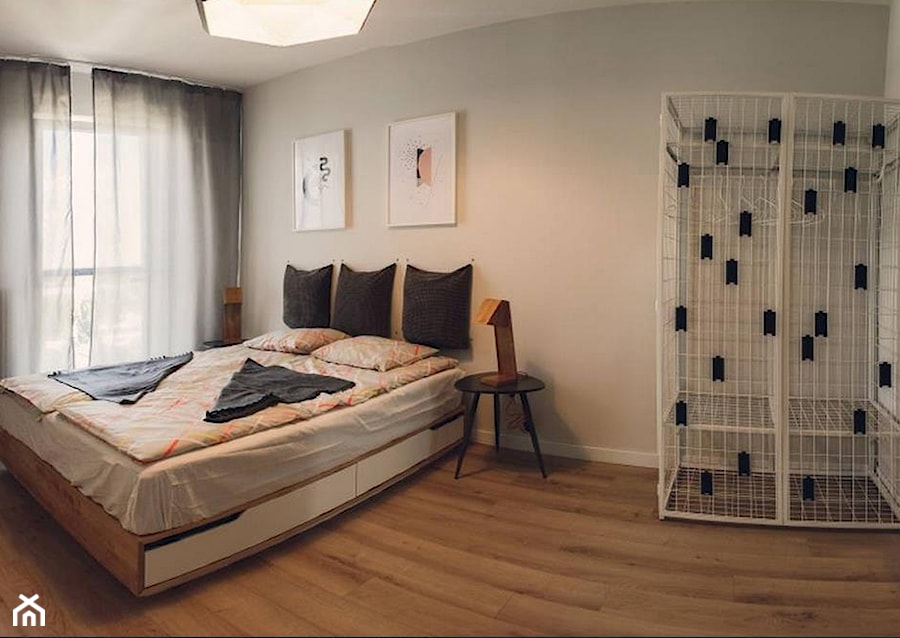 Duża beżowa sypialnia z balkonem / tarasem, styl vintage - zdjęcie od DZIURDZIAprojekt