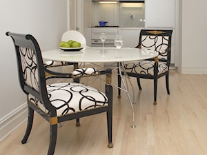 Stół Glossy (Kartell) oraz krzesła obite nowoczesną tkaniną. - zdjęcie od DZIURDZIAprojekt