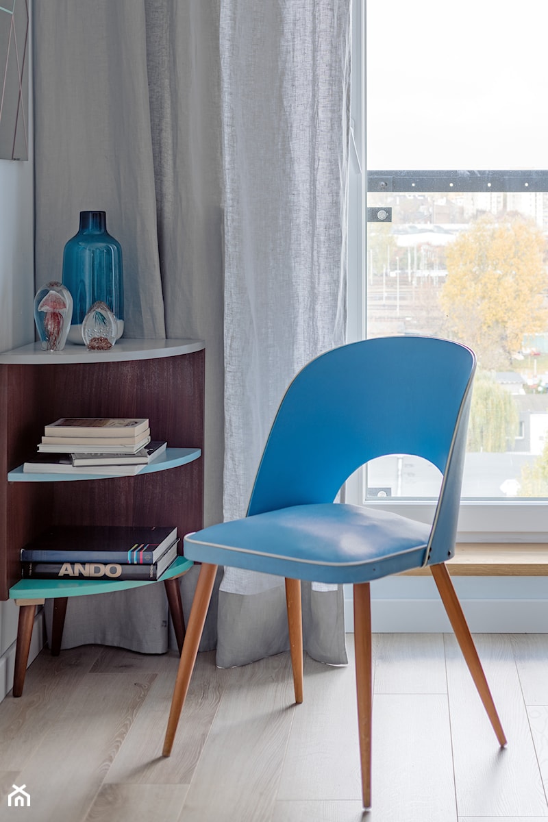 89m, Soho Factory, Wwa - Mała biała z biurkiem sypialnia, styl skandynawski - zdjęcie od DZIURDZIAprojekt