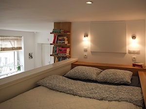 42 m,Stare miasto, Krk - Średnia biała sypialnia na antresoli, styl nowoczesny - zdjęcie od DZIURDZIAprojekt