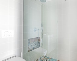89m, Soho Factory, Wwa - Mała bez okna z punktowym oświetleniem łazienka, styl skandynawski - zdjęcie od DZIURDZIAprojekt - Homebook