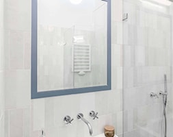 Ujazdowskie 60m, - Mała z lustrem łazienka z oknem, styl glamour - zdjęcie od DZIURDZIAprojekt - Homebook