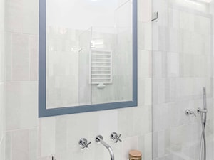 60 mkw,Ujazdowskie, - Mała z lustrem łazienka z oknem, styl glamour - zdjęcie od DZIURDZIAprojekt