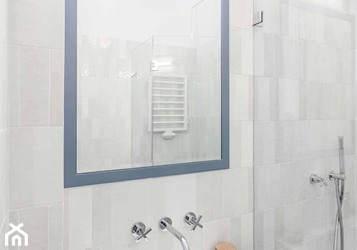 60 mkw,Ujazdowskie, - Mała z lustrem łazienka z oknem, styl glamour - zdjęcie od DZIURDZIAprojekt