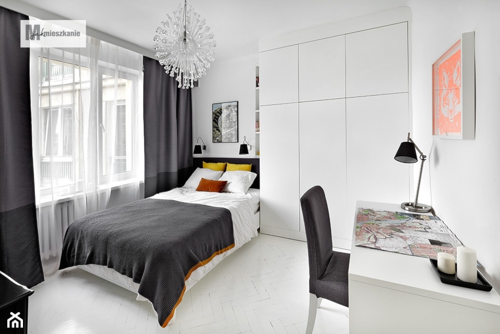 38 m, Plac Zbawiciela, Wwa - Średnia biała z biurkiem sypialnia, styl skandynawski - zdjęcie od DZIURDZIAprojekt - Homebook