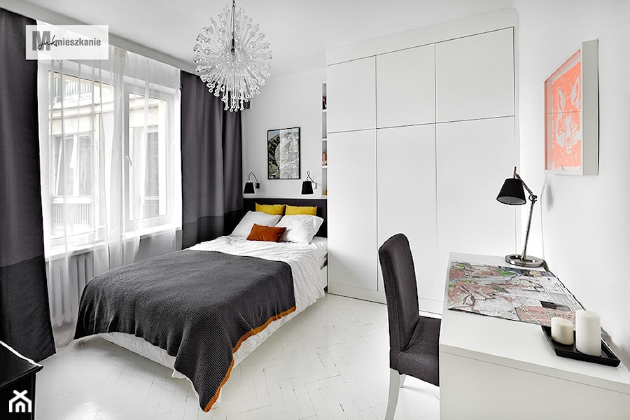38 m, Plac Zbawiciela, Wwa - Średnia biała z biurkiem sypialnia, styl skandynawski - zdjęcie od DZIURDZIAprojekt