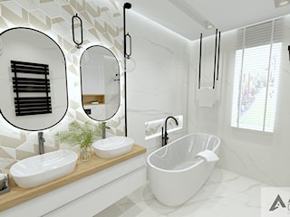 Łazienka z wanną wolnostojącą i prysznicem