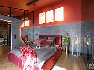 Sypialnia z dużym łóżkiem - zdjęcie od Make It Yours Studio projektowania wnętrz