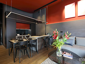 Kuchnia w czerni i bordo - zdjęcie od Make It Yours Studio projektowania wnętrz