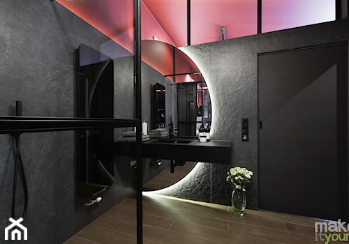 Przejściowa łazienka w czerni i bordo - zdjęcie od Make It Yours Studio projektowania wnętrz