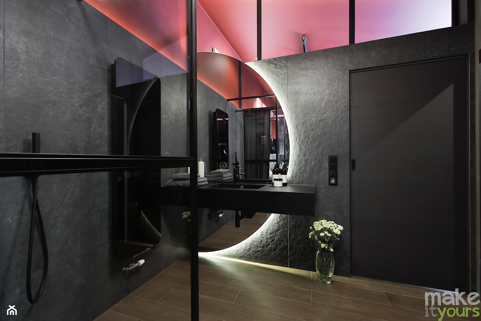 Przejściowa łazienka w czerni i bordo - zdjęcie od Make It Yours Studio projektowania wnętrz - Homebook