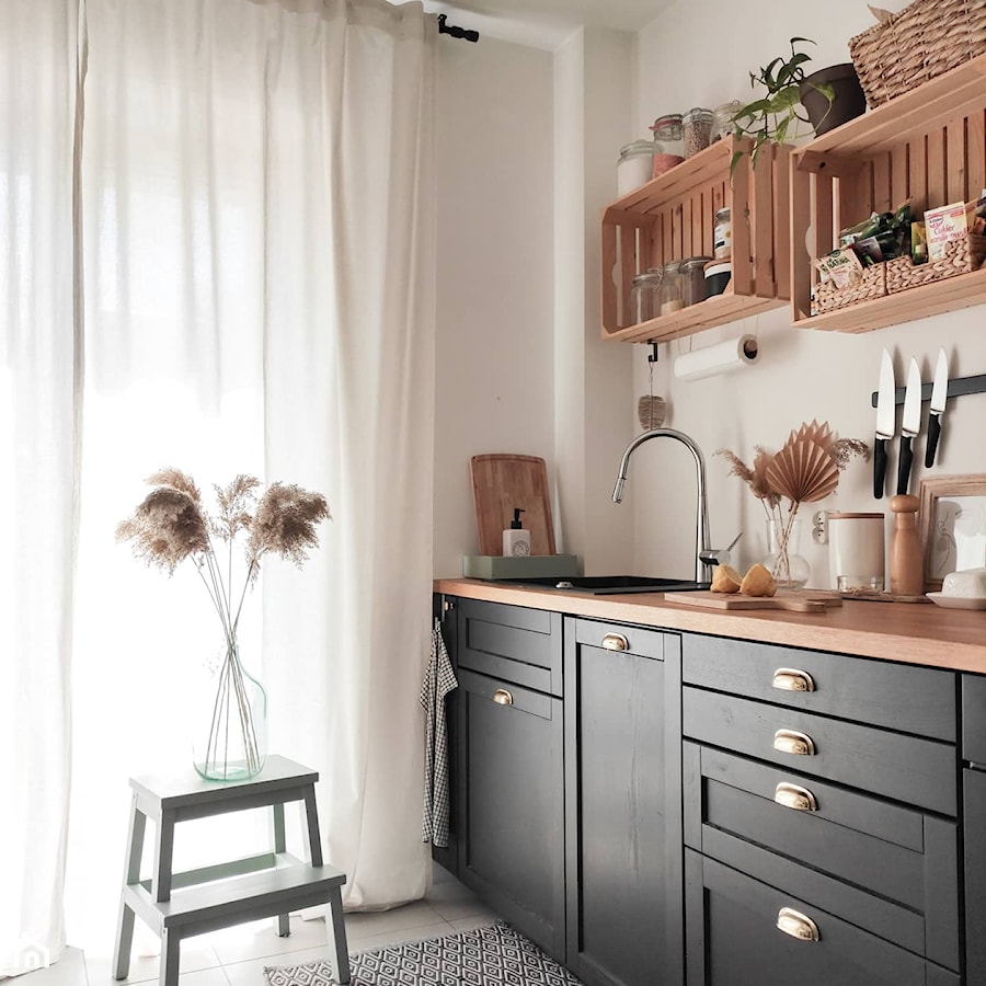 Mała, czarna kuchnia z drewnianym blatem. - zdjęcie od Knapik Design
