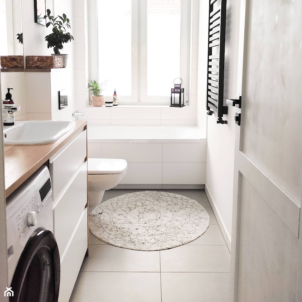 Mała, funkcjonalna łazienka z oknem. - zdjęcie od Knapik Design - Homebook