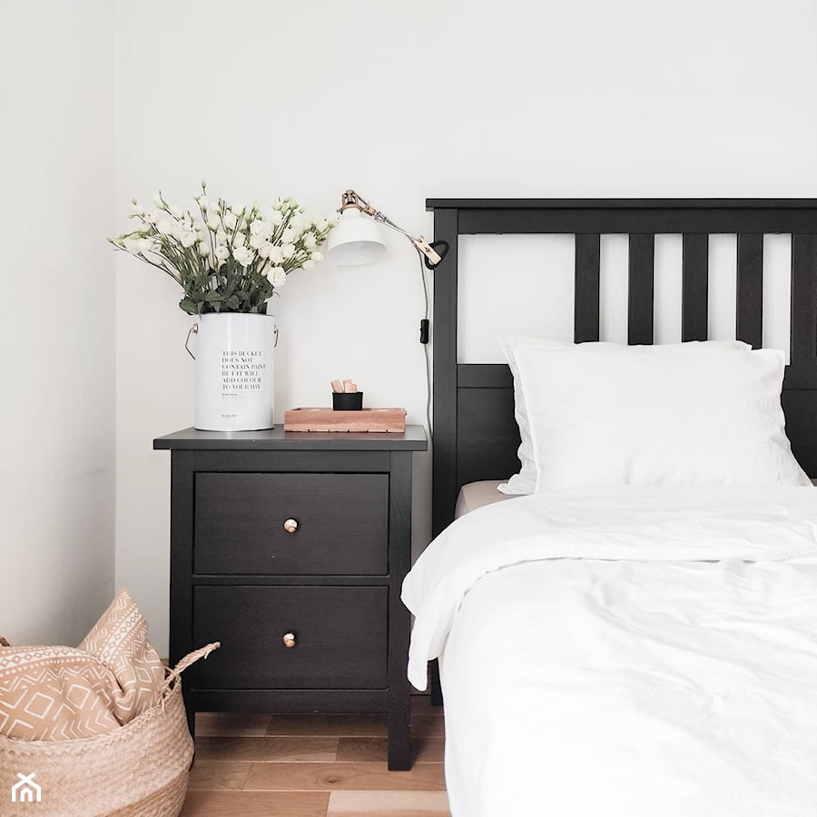Jasna sypialnia w skandynawskim stylu. - zdjęcie od Knapik Design