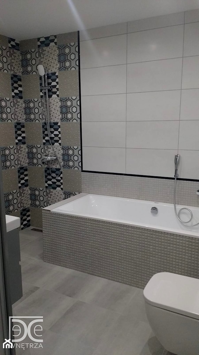 Nowoczesna łazienka w geometryczne wzory - paradyż orrios - zdjęcie od DeCe Wnętrza - Dominika Ciuberek