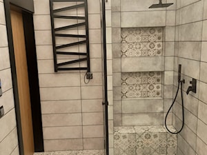 Nowoczesna łazienka z patchworkowym wzorem - zdjęcie od DeCe Wnętrza - Dominika Ciuberek