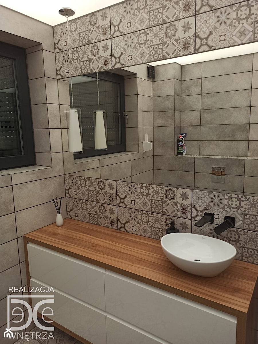 Nowoczesna łazienka z patchworkowym wzorem - zdjęcie od DeCe Wnętrza - Dominika Ciuberek