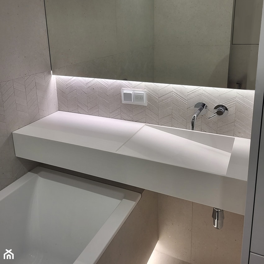 Umywalka łazienkowa z odpływem szczelinowym bocznym - Łazienka, styl nowoczesny - zdjęcie od blaty.eu - producent wyrobów z solid surface - Homebook