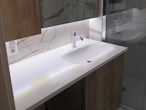 Umywalka łazienkowa wygięta bezpośrednio z blatu kompozytowego (solid surface)