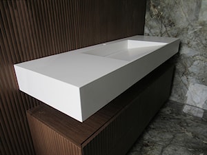 Umywalka z odpływem liniowym, wykonana z konglomeratu mineralnego - Łazienka, styl nowoczesny - zdjęcie od blaty.eu - producent wyrobów z solid surface