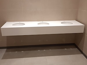 Blaty kompozytowe z otworami pod umywalki podwieszane, do łazienki stacji paliw - Wnętrza publiczne, styl minimalistyczny - zdjęcie od blaty.eu - producent wyrobów z solid surface