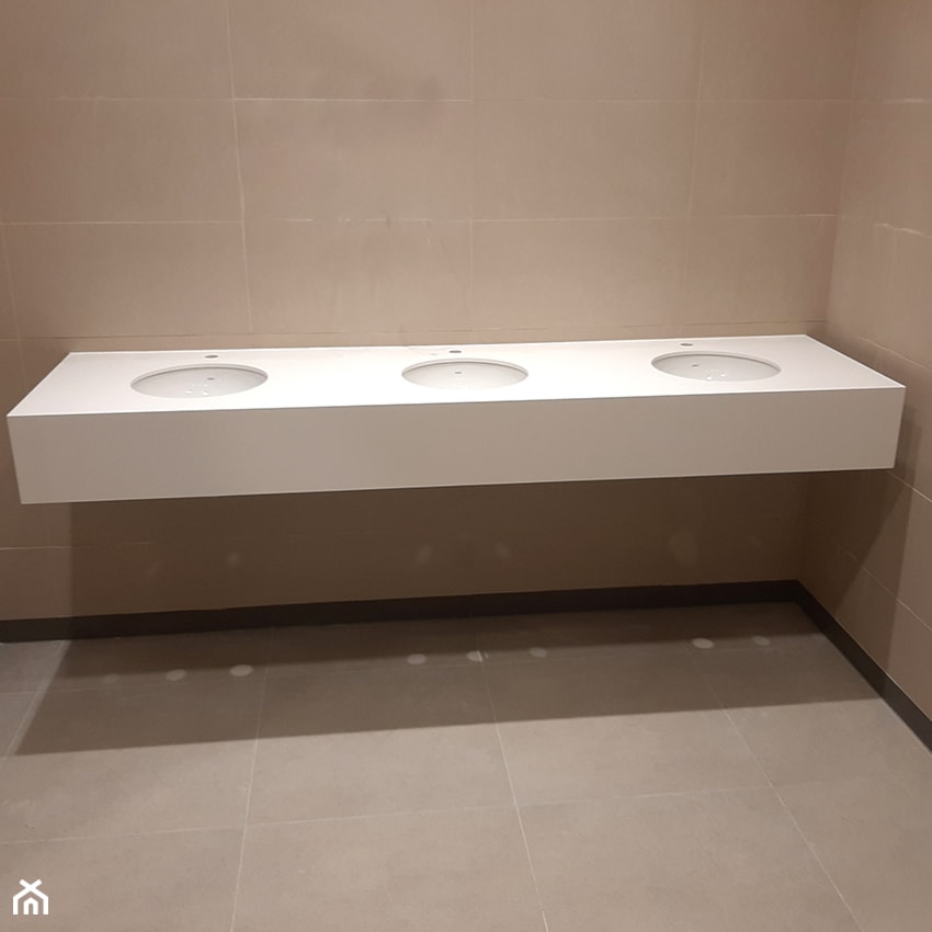 Blaty kompozytowe z otworami pod umywalki podwieszane, do łazienki stacji paliw - Wnętrza publiczne, styl minimalistyczny - zdjęcie od blaty.eu - producent wyrobów z solid surface