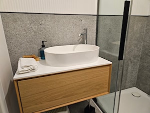 Blat kompozytowy do łazienki z otworem pod umywalkę nablatową i baterię - Łazienka, styl nowoczesny - zdjęcie od blaty.eu - producent wyrobów z solid surface