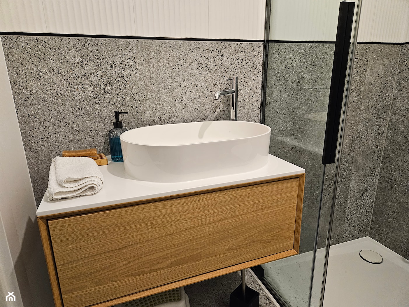 Blat kompozytowy do łazienki z otworem pod umywalkę nablatową i baterię - Łazienka, styl nowoczesny - zdjęcie od blaty.eu - producent wyrobów z solid surface - Homebook