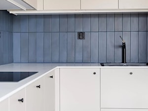 Blat kompozytowy do kuchni w kolorze białym, z otworem pod zlew oraz płytę - Kuchnia, styl nowoczesny - zdjęcie od blaty.eu - producent wyrobów z solid surface