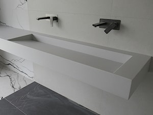 Umywalka łazienkowa z odpływem liniowym zintegrowana z blatem 270x50x15cm - Łazienka, styl nowoczesny - zdjęcie od blaty.eu - producent wyrobów z solid surface