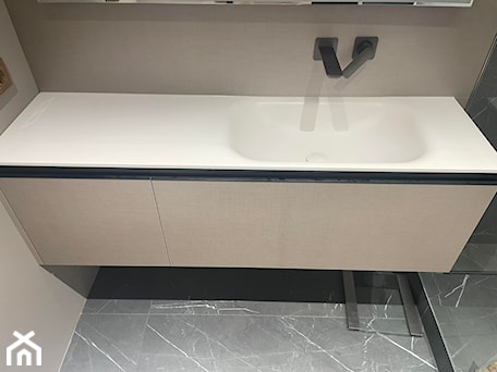 Aranżacje wnętrz - Łazienka: umywalka wygięta z blatu, biała 140x40x1,2cm - blaty.eu - producent wyrobów z solid surface. Przeglądaj, dodawaj i zapisuj najlepsze zdjęcia, pomysły i inspiracje designerskie. W bazie mamy już prawie milion fotografii!