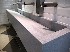 Blat kompozytowy z umywalką z odpływem liniowym - zdjęcie od blaty.eu - producent wyrobów z solid surface