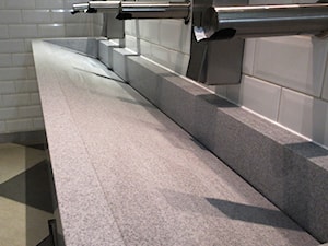 Blat kompozytowy z umywalką z odpływem liniowym - zdjęcie od blaty.eu - producent wyrobów z solid surface
