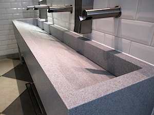 Blat kompozytowy z umywalką z odpływem liniowym - zdjęcie od blaty.eu - producent wyrobów z solid surface