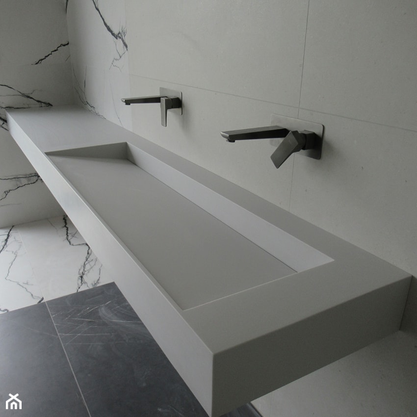 Umywalka łazienkowa z odpływem liniowym zintegrowana z blatem 270x50x15cm - Łazienka, styl nowoczesny - zdjęcie od blaty.eu - producent wyrobów z solid surface