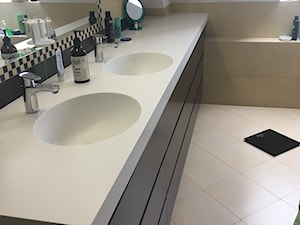 Umywalka owalna, dwustanowiskowa, zintegrowana z blatem kompozytowym - Łazienka, styl nowoczesny - zdjęcie od blaty.eu - producent wyrobów z solid surface