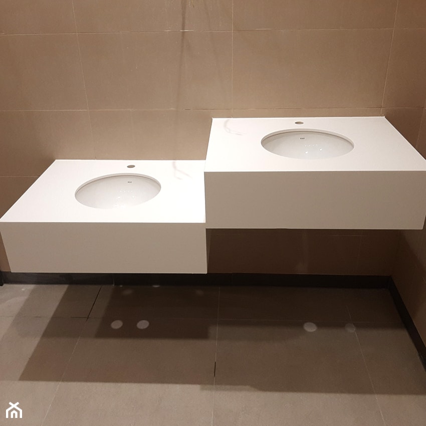 Blaty kompozytowe z otworami pod umywalki podwieszane, do łazienki stacji paliw - Wnętrza publiczne, styl minimalistyczny - zdjęcie od blaty.eu - producent wyrobów z solid surface - Homebook