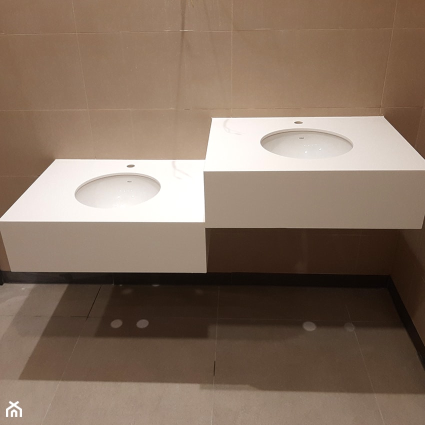 Blaty kompozytowe z otworami pod umywalki podwieszane, do łazienki stacji paliw - Wnętrza publiczne, styl minimalistyczny - zdjęcie od blaty.eu - producent wyrobów z solid surface