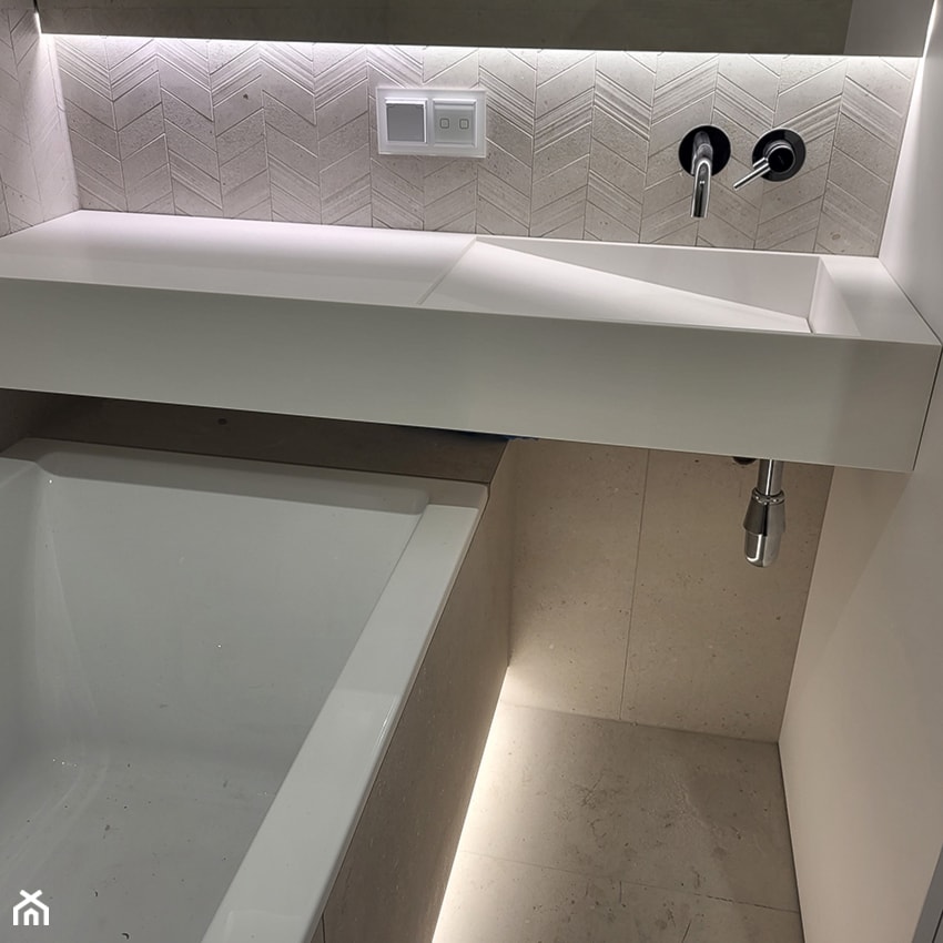 Umywalka łazienkowa z odpływem szczelinowym bocznym - Łazienka, styl nowoczesny - zdjęcie od blaty.eu - producent wyrobów z solid surface - Homebook
